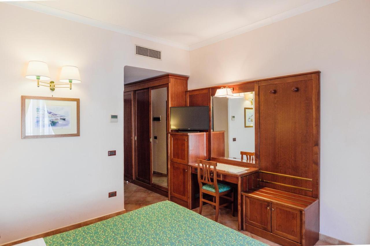 Hotel Montana Сант-Агата-суй-Дуе-Гольфі Екстер'єр фото